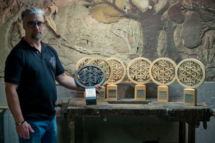 Grzegorz Michałek z tegorocznymi statuetkami Pucharu Świata w Wiśle